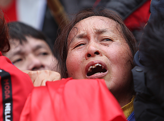 Sân Mỹ Đình quá tải trong trận chung kết, nhiều người bị thương